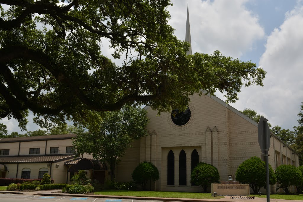 Primera Iglesia Bautista de Richmond, Texas by DianaSanchez