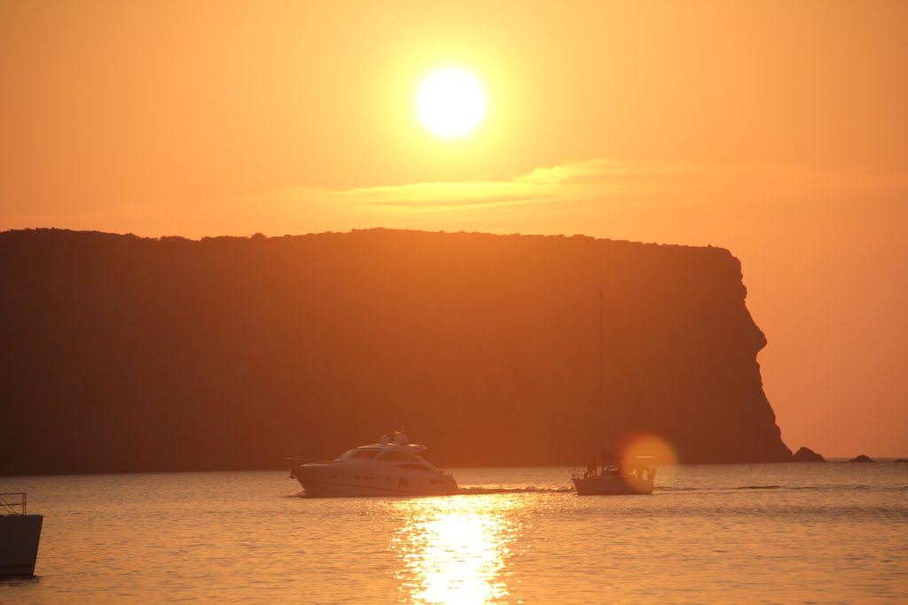 Posta de sol a Cala Algaiarens - Menorca by Roc Garcia-Elias