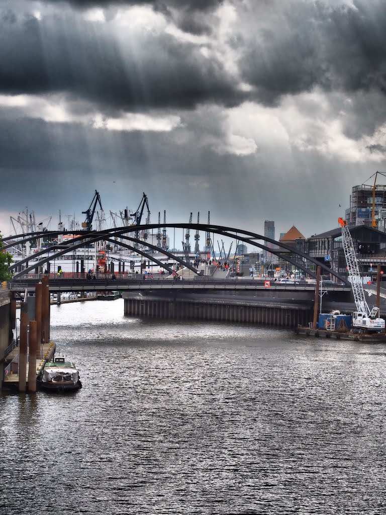 U-Bahn Baumwall vom Binnenhafen aus gesehen.jpg by Torsten Schlüter