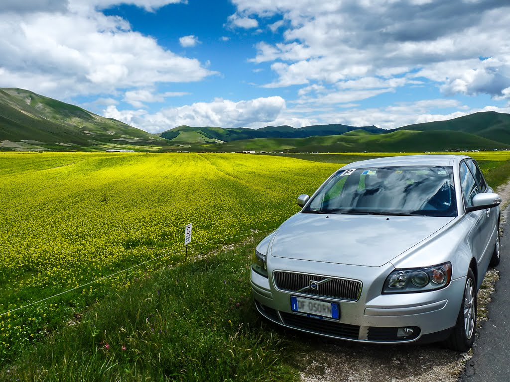 Castelluccio: reflections on the Volvo's windshield by Paolo Savigni