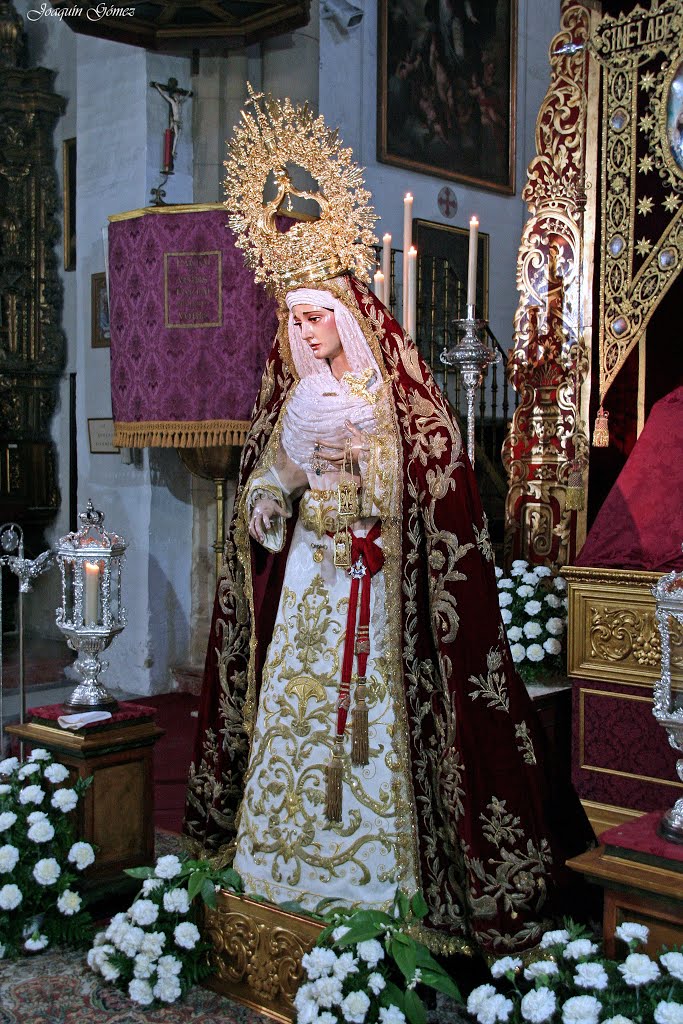 Virgen del Carmen Doloroso esperando los besos de los devotos. by Joaquín Gómez