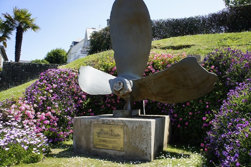 Place du Maréchal Joffre, 35800 Dinard, France by Paul HART