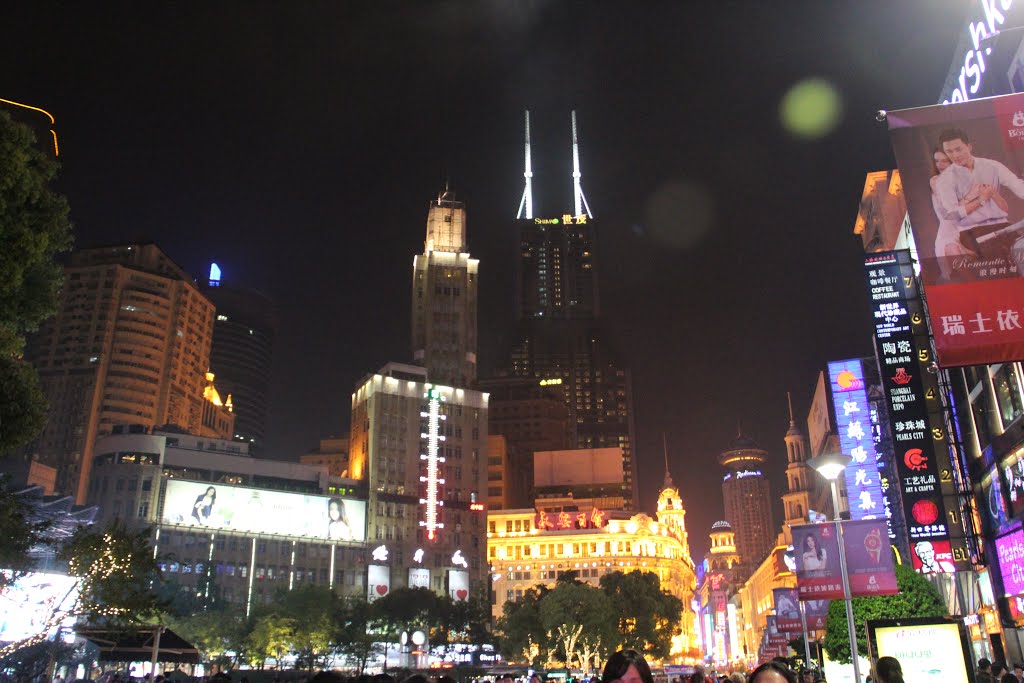 Fußgängerzone Shanghai bei Nacht by HeinrichsTopplappen