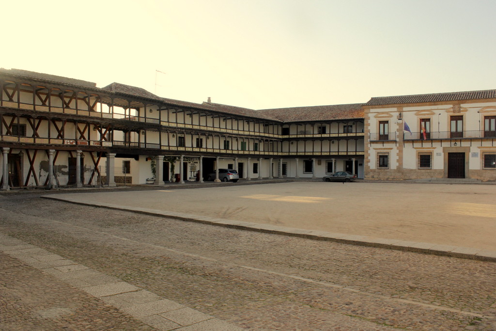 TEMBLEQUE (TOLEDO) PLAZA MAYOR by JOSE LUIS OROÑEZ