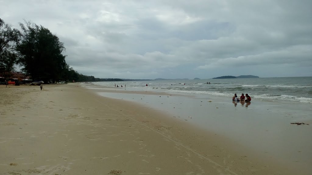 Beach by Dao Trong Thuan