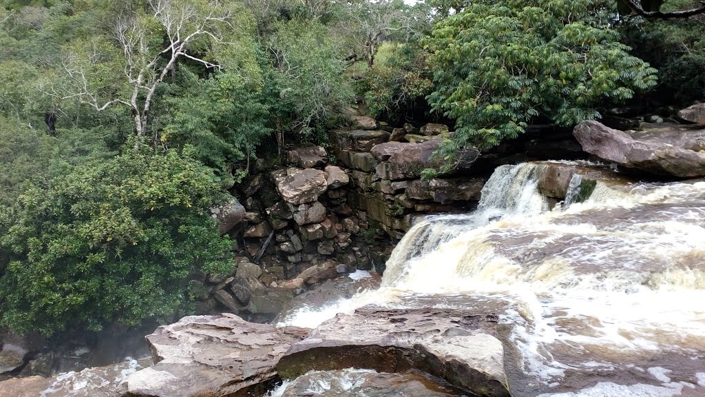 Water fall by Dao Trong Thuan