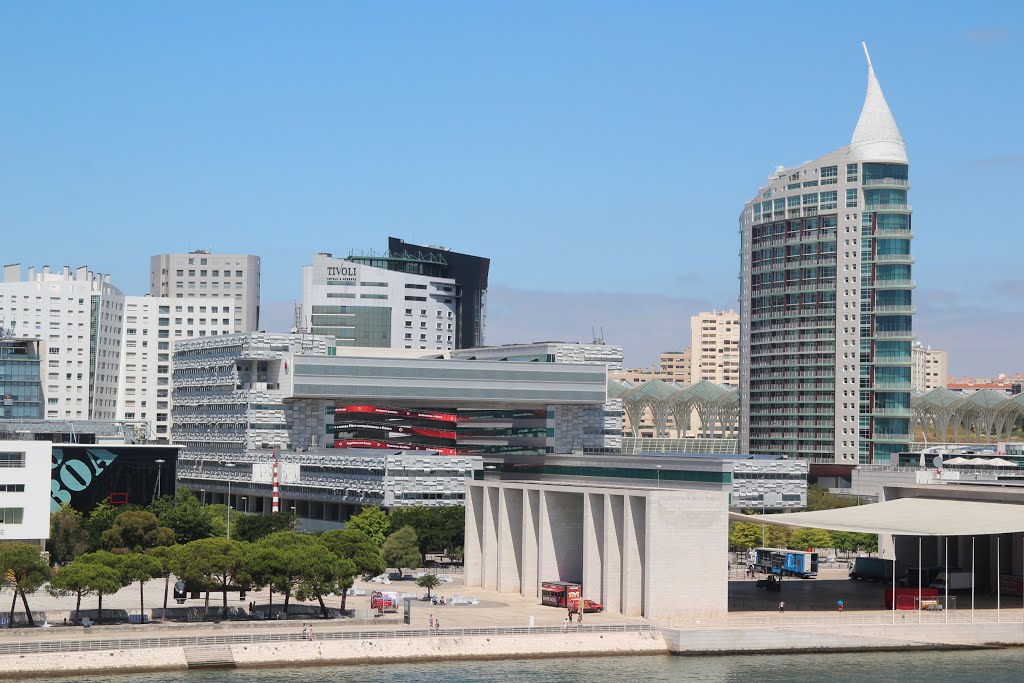 Lisbon, Portugal by Janusz T.