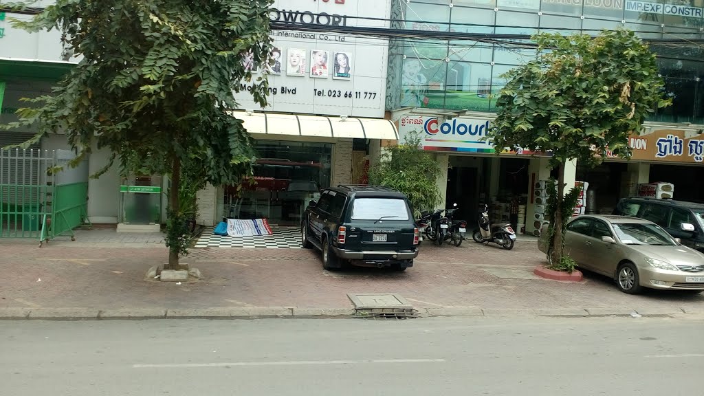 On the road in phnom penh by Dao Trong Thuan