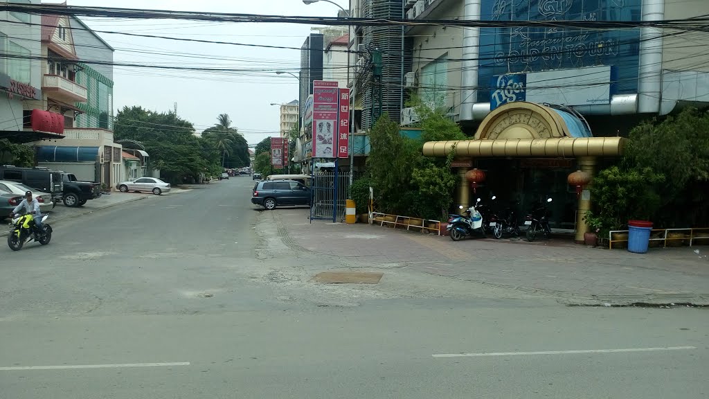 On the road in phnom penh by Dao Trong Thuan