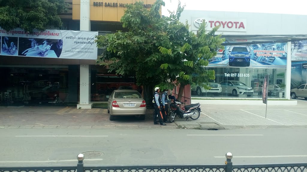 On the road in phnom penh by Dao Trong Thuan