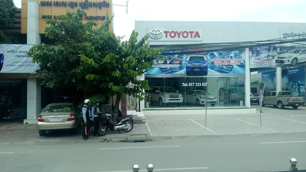 On the road in phnom penh by Dao Trong Thuan