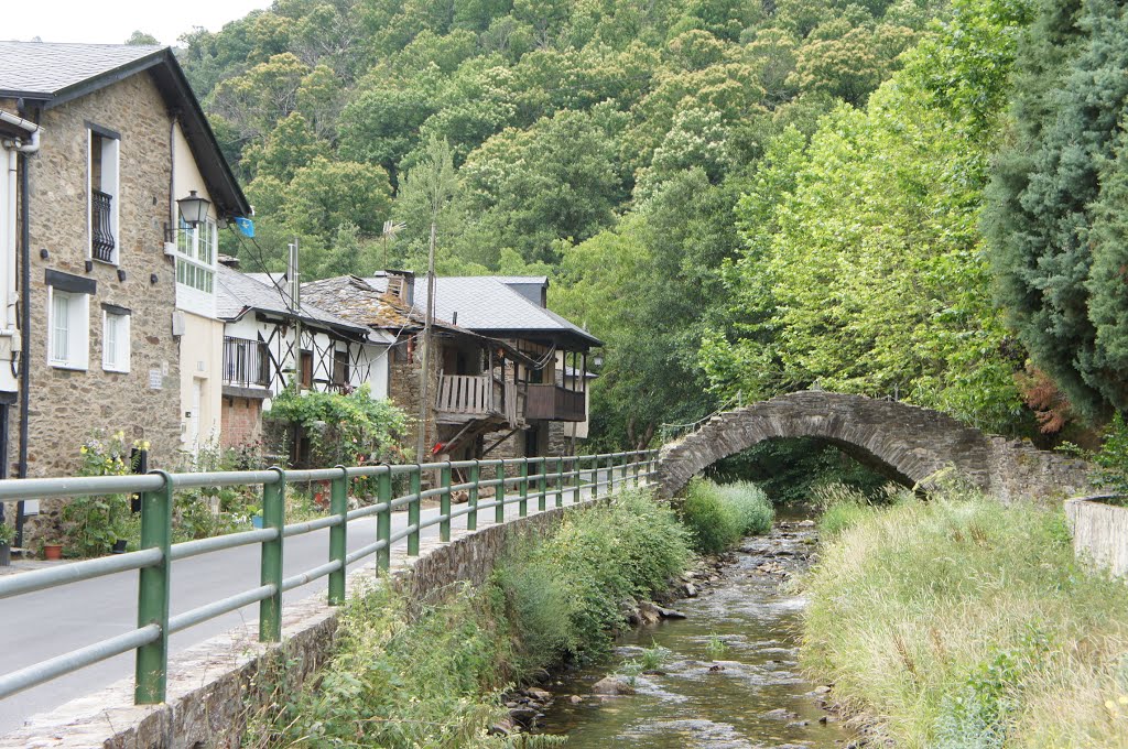 Puente sobre el río Oza. by La Casa del Chiflón