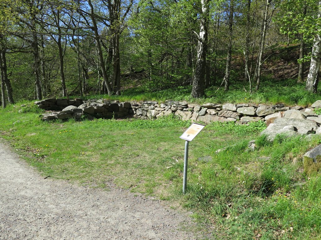 Ruin along trail Bohusleden in Gunnebo 2014 by biketommy999