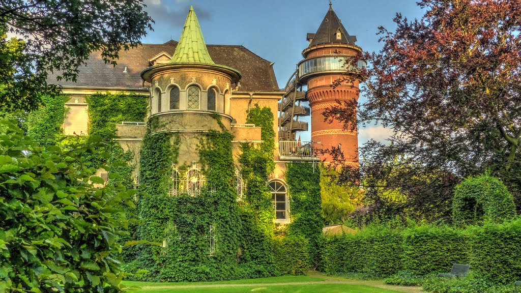 Schloss Styrum in der Abendsonne und der stillgelegte Wasserturm Aquarius , jetzt ein Wassermuseum in Mülheim.﻿ by HansPeter