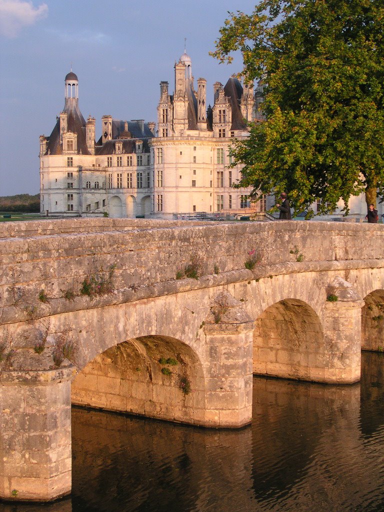 Une belle lumière de fin d'été illumine le Château depuis le petit pont sur le Cosson by Chris Argoat