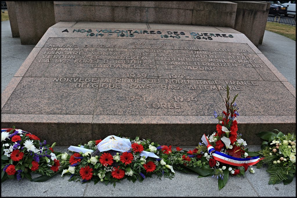 Luxemburg. Detail des Monuments du Souvenir. Das Denkmal erinnert an die Luxemburgischen Soldaten, die während der Kriege gefallen sind. by minka1991