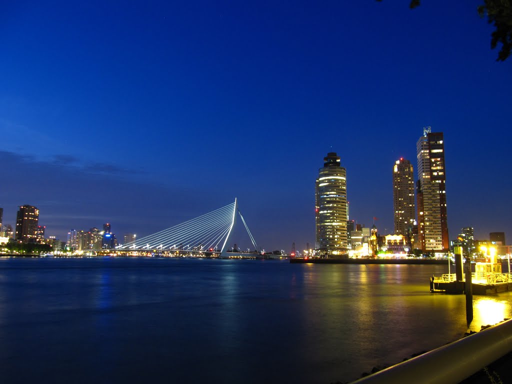 Rotterdam 2015 - nightshot by Robin van de Loosdre…