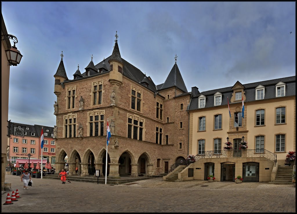 Echternach, Luxemburg. Blick auf das ehemalige , 1236 erbaute ehemalige Gerichtshaus "Dingstuhl" by minka1991