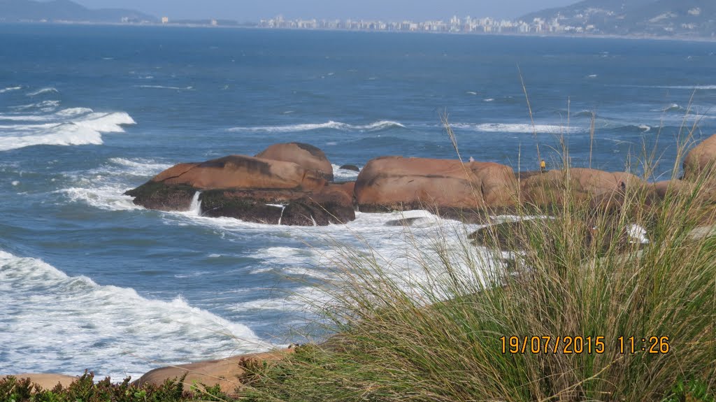 PEDRA DO FRADE - Praia do Sol - LAGUNA - SC - Brasil by Luiz Gaspar Leal