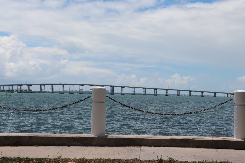 LB - Bridge and chain by Luis O. Boettner