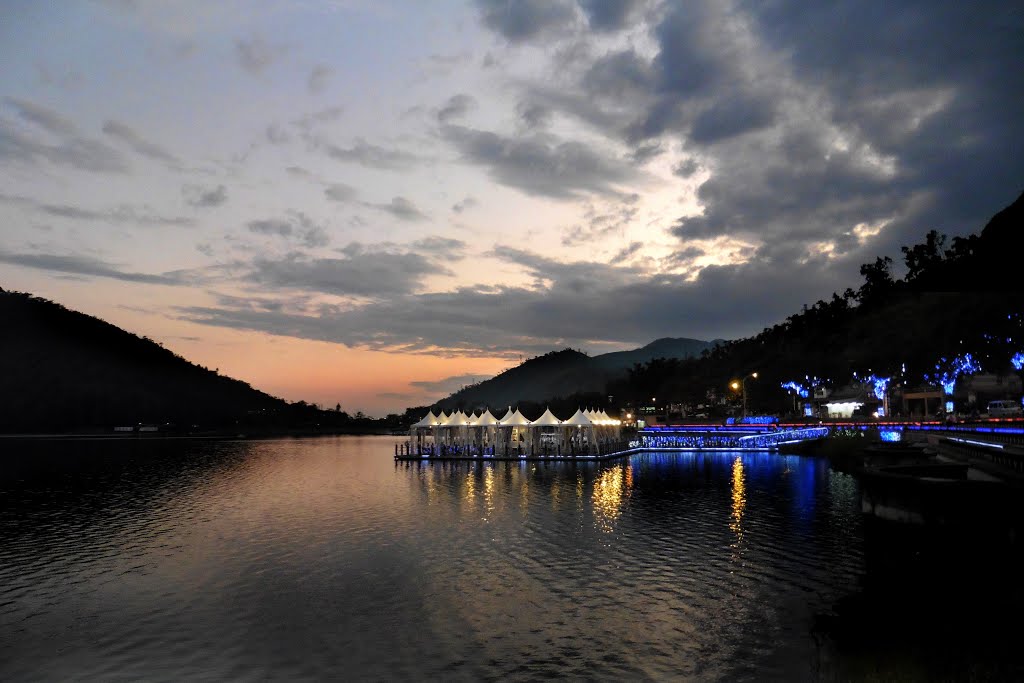 鯉魚潭水上咖啡座 outdoor cafe over the pond by ismaelher