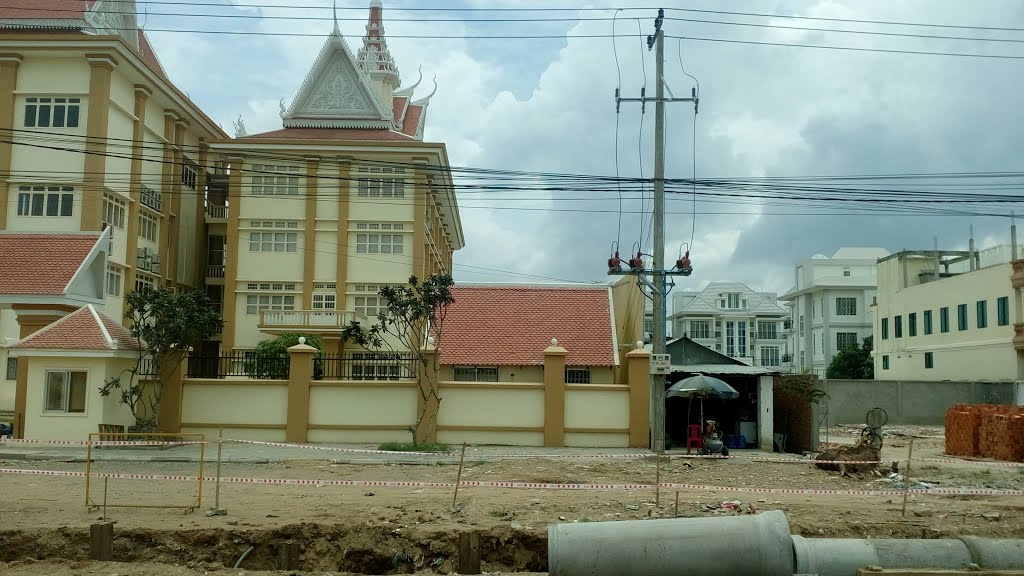 Phnom Penh on the way by Dao Trong Thuan