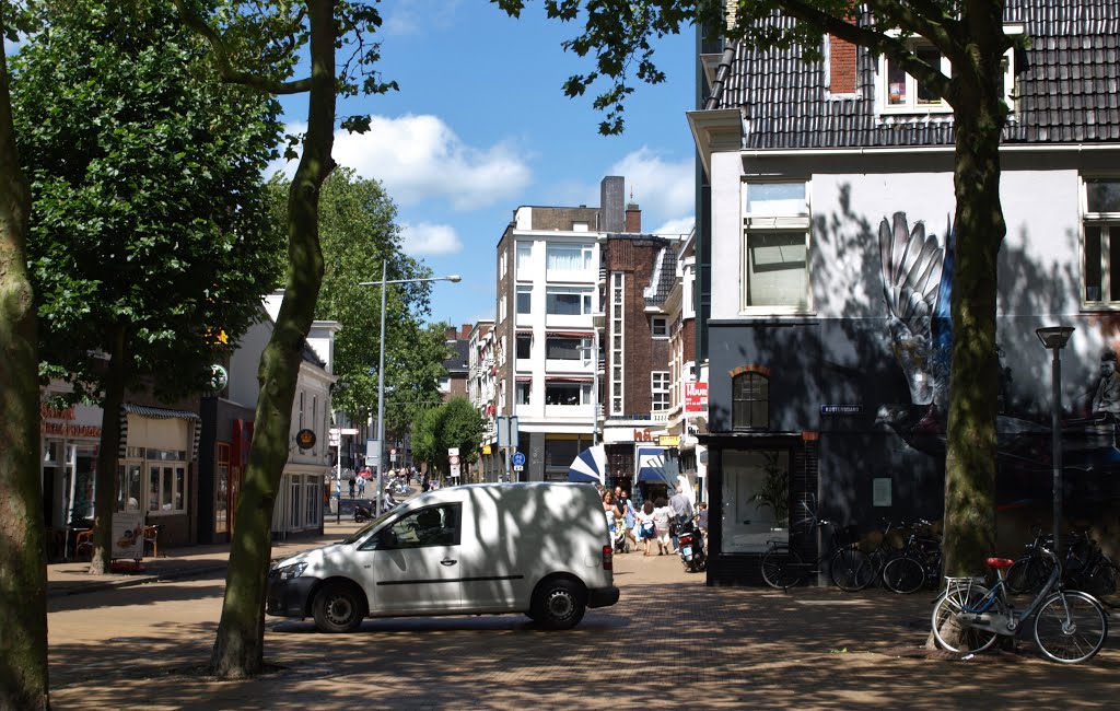 De Rademarkt, Kostersgang, Gedempte Zuiderdiep en de Oosterstraat in Groningen. Aan het begin van de Oosterstraat staat de galerijflat met winkels, ontworpen door architect Klaas Gerrit Olsmeijer (1912-1991). by Hans R. van der Woud…