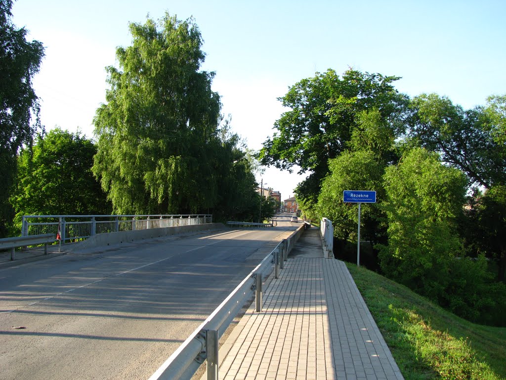 Tilts pāri Rēzeknes upei. Bridge over Rēzekne river. July, 2015 by Ivars Indāns