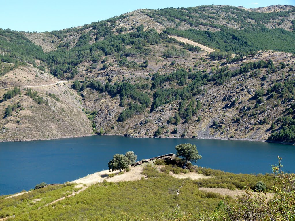 EL ATAZAR (Madrid). 2014. 103. Camino hacia Quemado Viejo. Vista del embalse. by Carlos Sieiro del Ni…