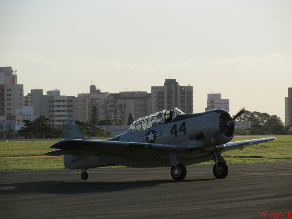 North American T-6G (PR-TIK) taxiando no Aeroclube de Bauru (SBBU). O "Te Meia" foi uma das estrelas do Arraiá Aéreo 2015, o evento foi idealizado pela Fundação Marcos Pontes e pelo Astronauta Marcos Pontes e foi realizado no dia seguinte. O Arraiá Aéreo foi um evento de Show Aéreo e Festa Junina. by MARCO AURÉLIO ESPARZ…