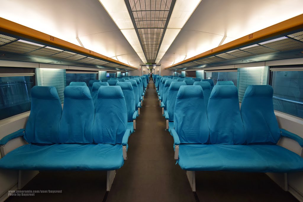 上海磁浮列车车厢 Interior of Shanghai Maglev Train by baycrest