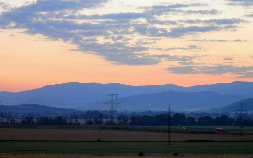 Svítání nad Jeseníky - Pohled na Hlavní Hřeben ( foceno od Zábřeha ze vzdálenosti kolem 33 km) - 7/2015 by Jaroslav čulík