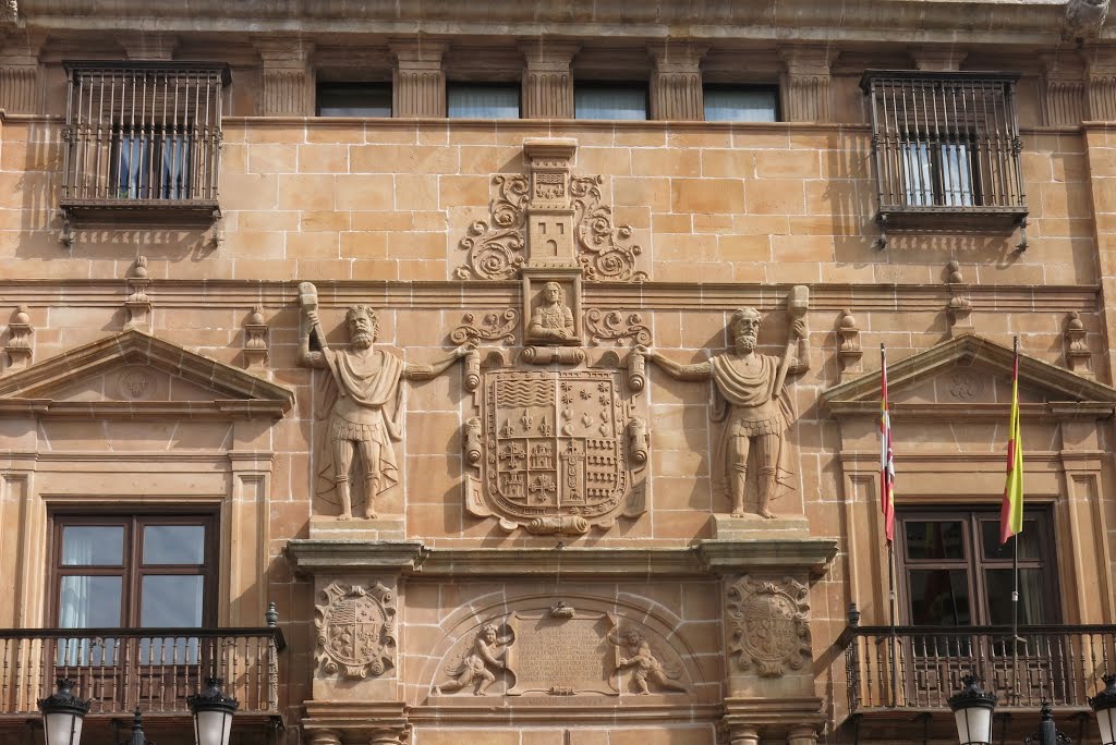 Soria, Palacio de los Condes de Gomara 1577-92, über Portal - Wappen des Erbauers, von 2 röm. Soldaten gehalten by Günther Bogensberger