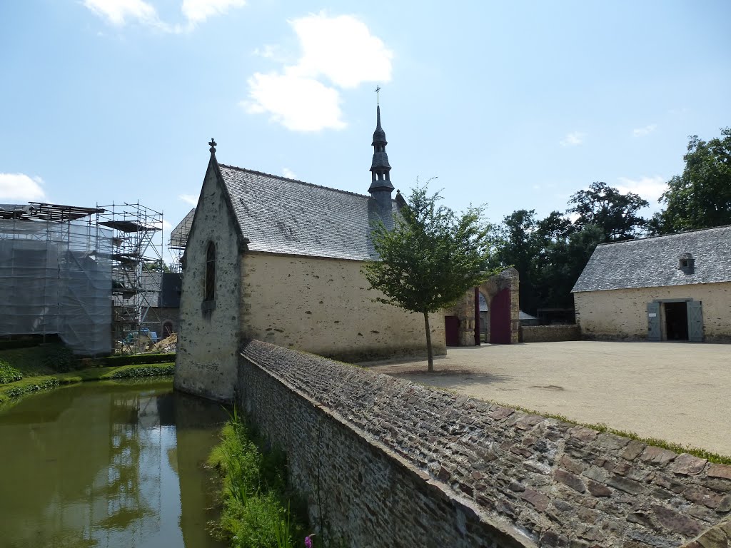 La chapelle et les douves du chateau by chisloup