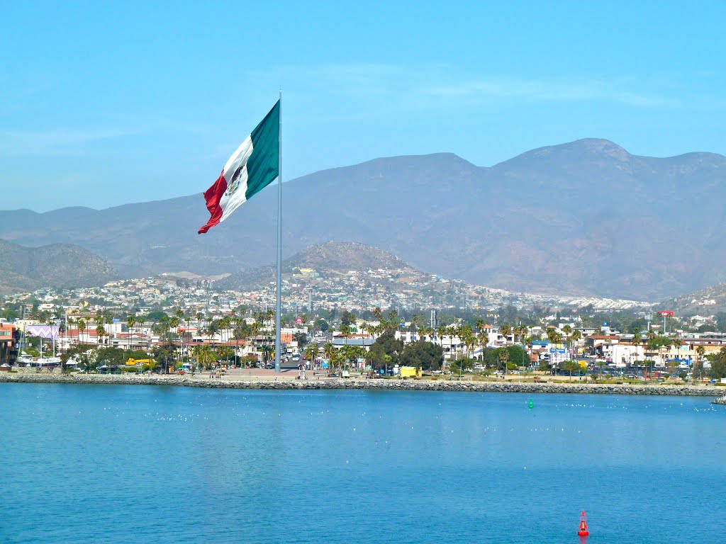 Bandera del Malecón Turístico de Ensenada by Gabriel M. SalvadoR