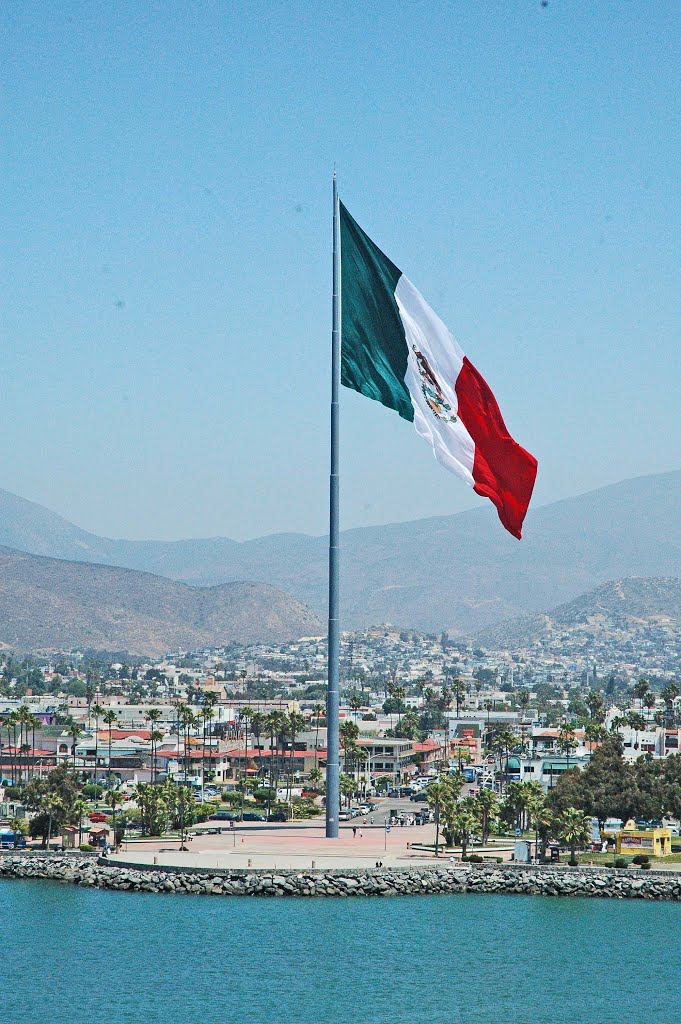 Bandera Monumental en el Malecón Turístico 02 by Gabriel M. SalvadoR