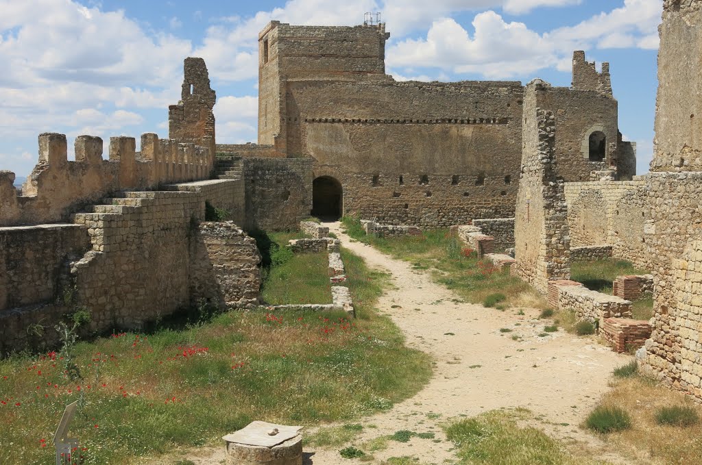 Gormaz, Blick zum Alcazar, 756 von Emir Abd ar-Rahman I. erbaut, nach wechselvollen Kämpfen zw. Mauren u. Christen, 1087 von El Cid erobert by Günther Bogensberger