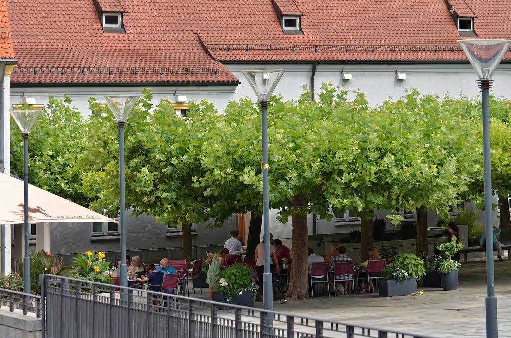 Gasthaus "Zum Strasser" Außenbewirtung, Gersthofen, Bayern, Juli 2015 by PETEGE