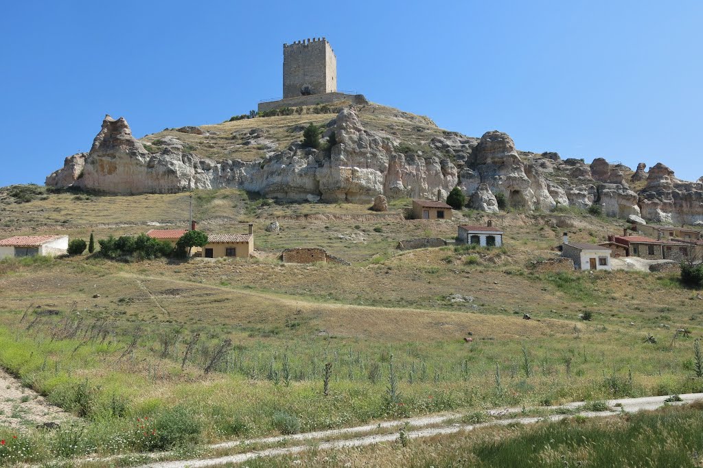 Langa de Duero, mit mächtigem mittelalterlichem Bergfried - torre de homenaje - 12m breit, 20m hoch, Eingang nur mittels Leiter erreichbar by Günther Bogensberger