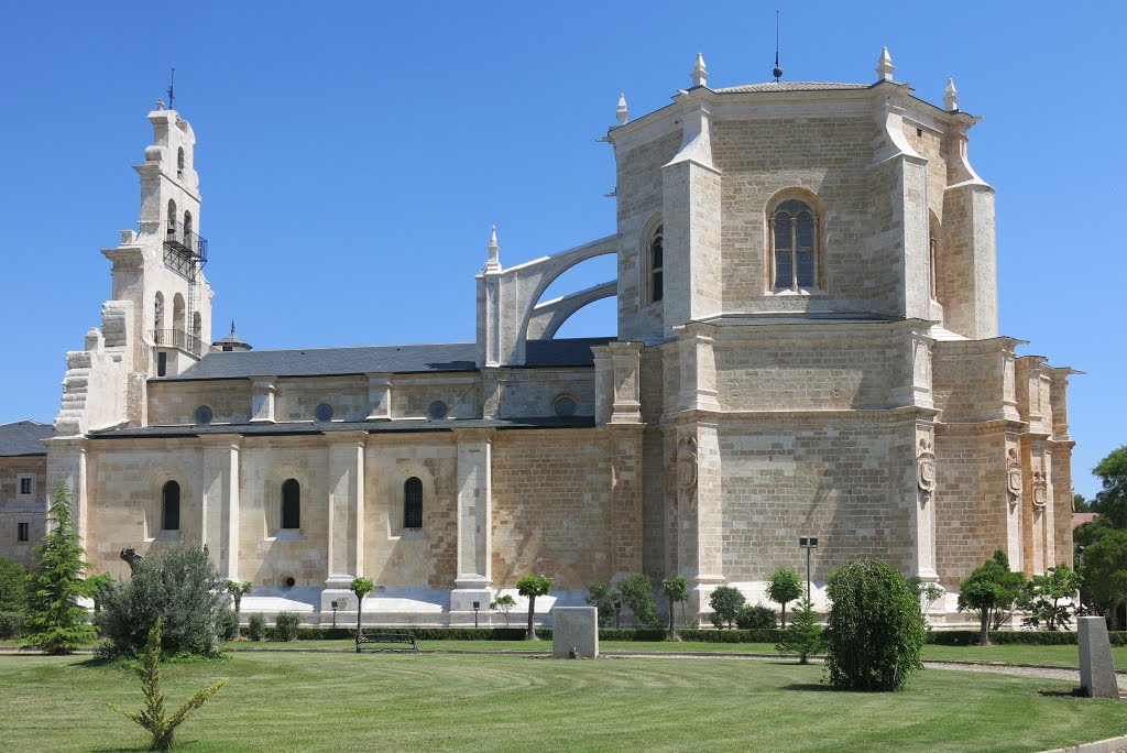 Santa Maria de la Vid, ehem. Prämonstratenserkloster 12.Jh., Umbau der Kirche im Stil der Renaissance, mächtige Erhöhung im Bereich der Vierung by Günther Bogensberger