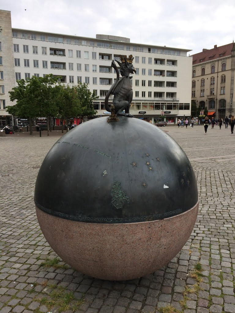 På det hyggelige Lilla Torg er denne sjove lille skulptur! by Grethe Andersen