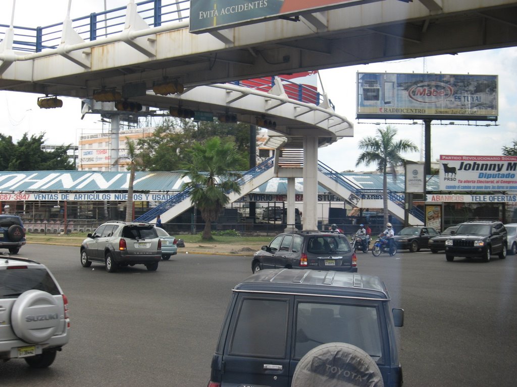 Av. 27 de Febrero con Av. Maximo Gomez by Luis Borrero