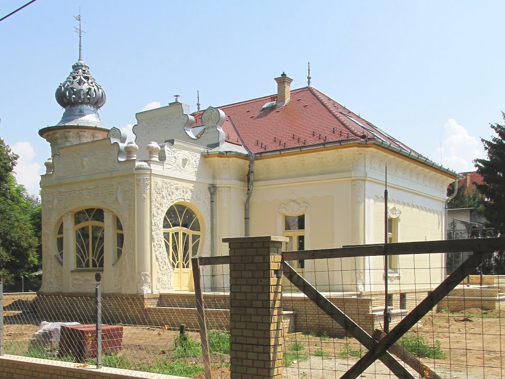 201507231251 A felújítás révén Mátyásföld egyik legszebb épületévé kezd válni ez a régi villa by Harmadik