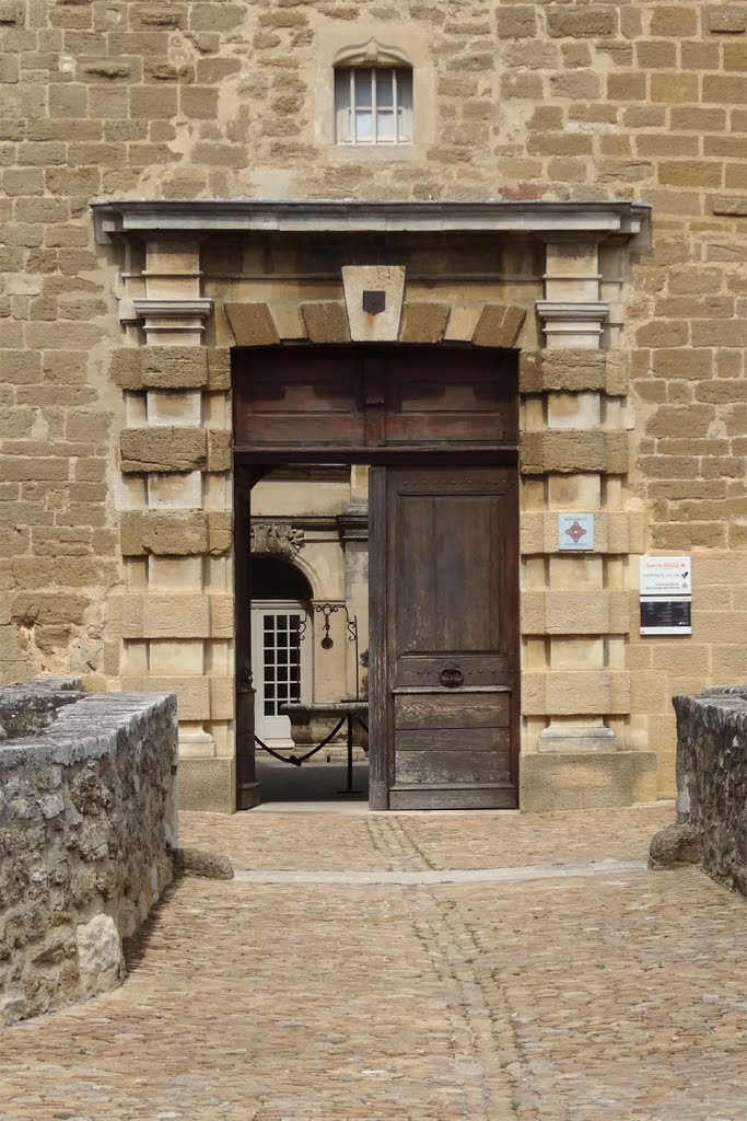 L'entrée du château de Suze-la-rousse by G BRIAND