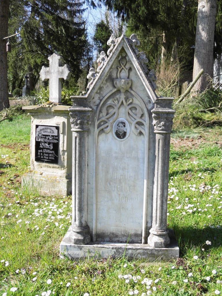 Zeitgenössische Grabdenkmäler der Eheleute Voelkel - Friedhof Meinhard-Grebendorf Jestädter Str. by Gunther Falchner