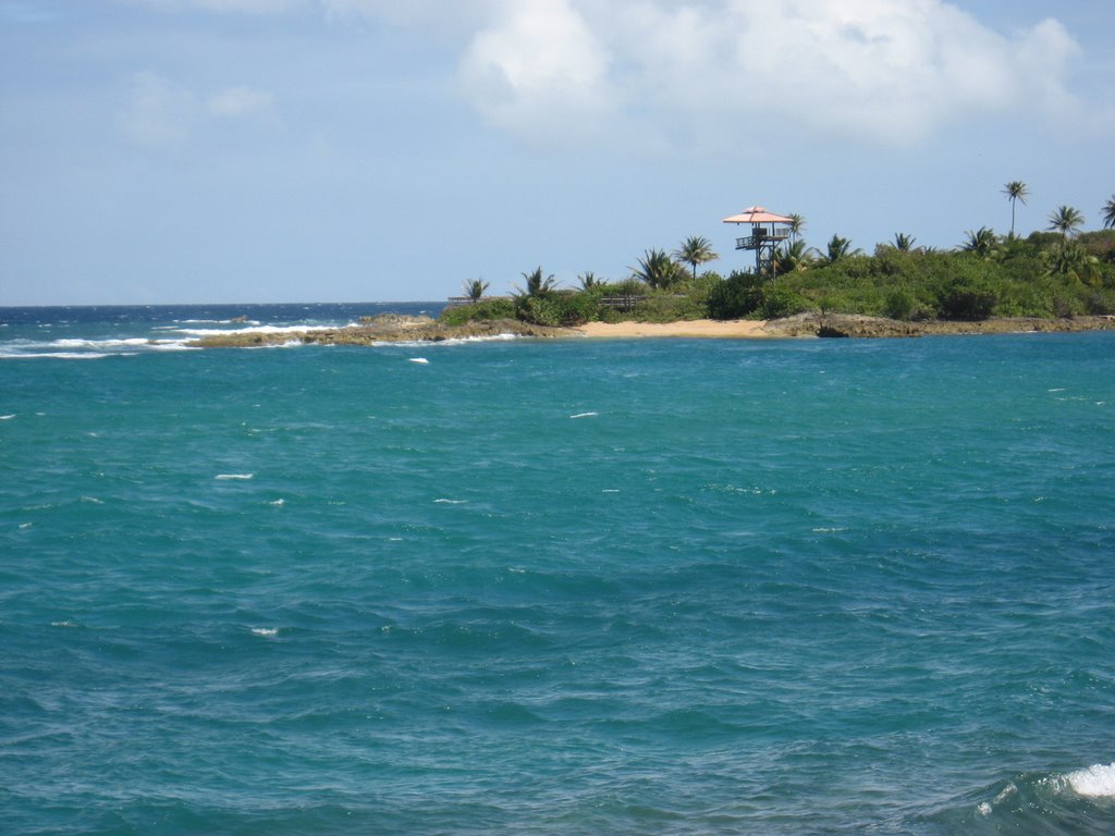 Hermosa vista del mar, Piñones, PR by Luis Borrero