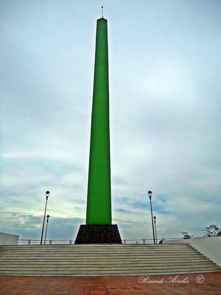 Obelisco del malecón. by Ricardo Avalos