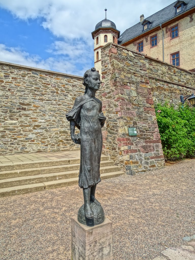 Statue am Schloß by Andreas B. OTTE