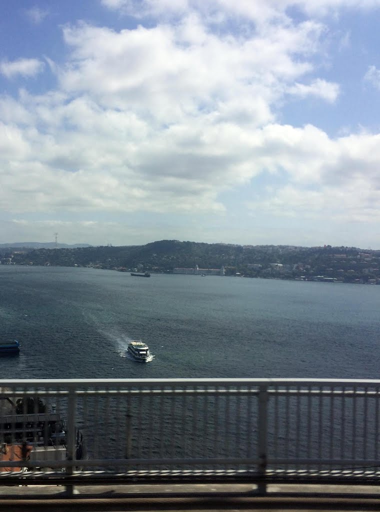 Kuzguncuk, Boğaziçi Köprüsü, Üsküdar/İstanbul, Turkey by Hadi Kazu