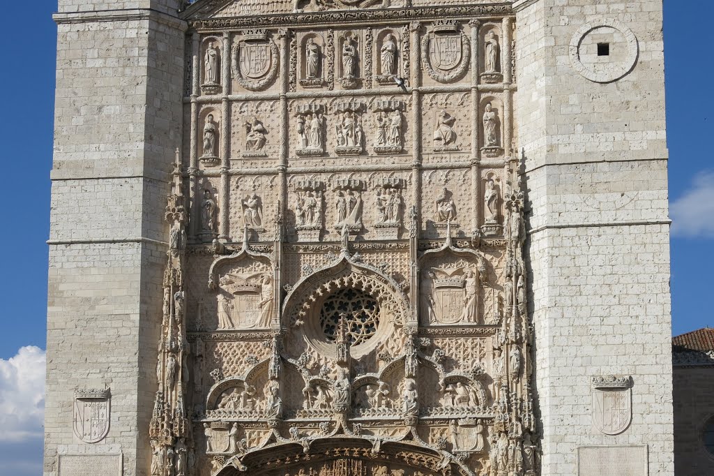 Valladolid, San Pablo, Relief über Korbbogen in rechteckige Felder geteilt, Wappenschilde und dekorative Elemente, elisabeth. Gotik by Günther Bogensberger